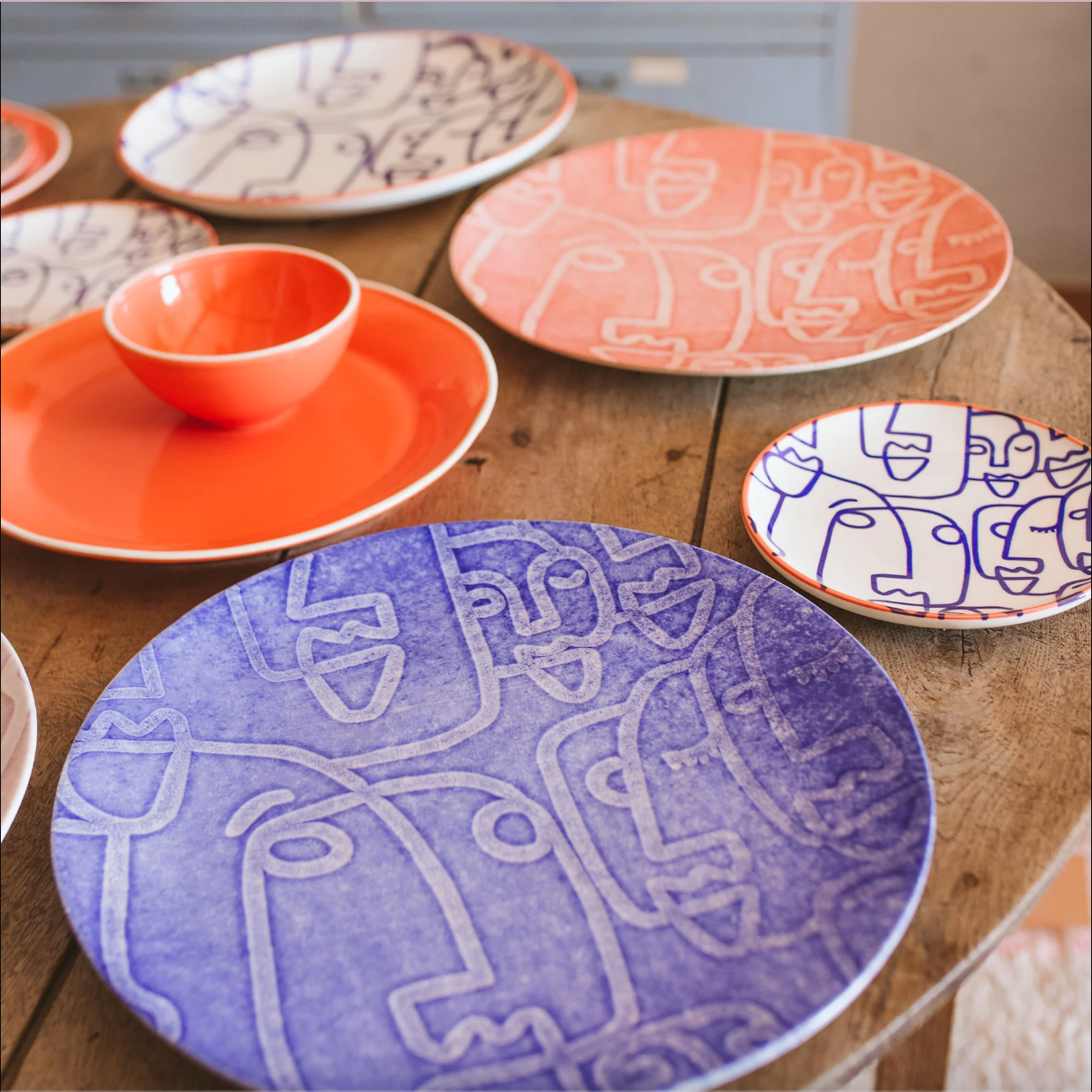 VIETRI Moda Blue Faces Round Platter