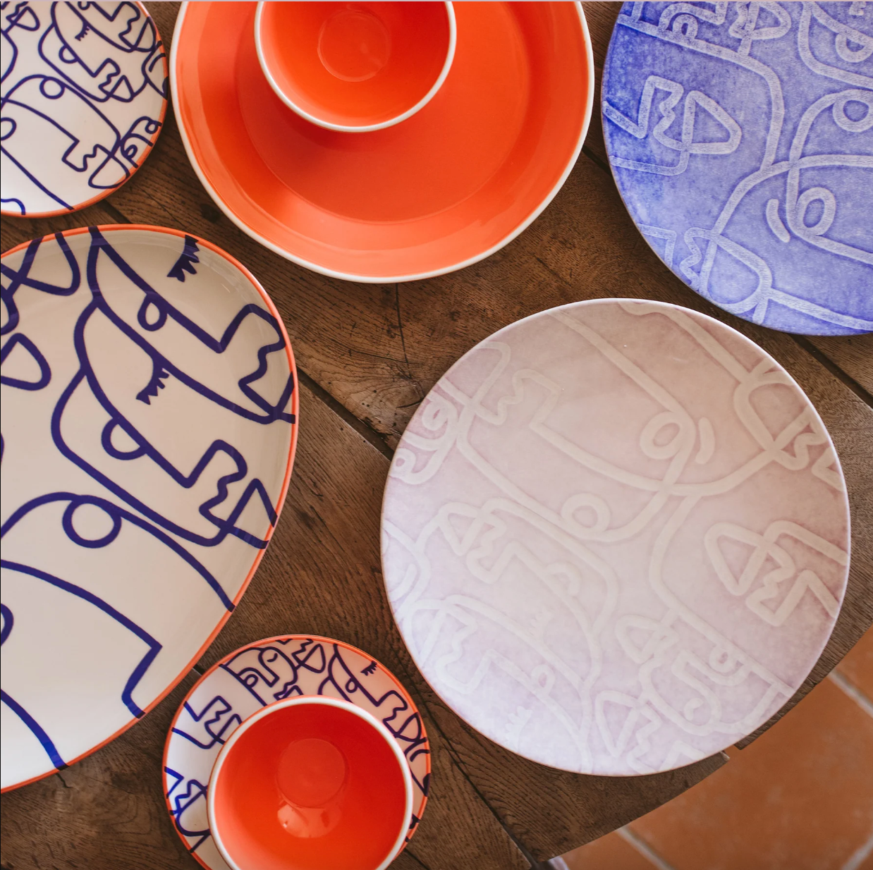 VIETRI Moda Lilac Faces Round Platter