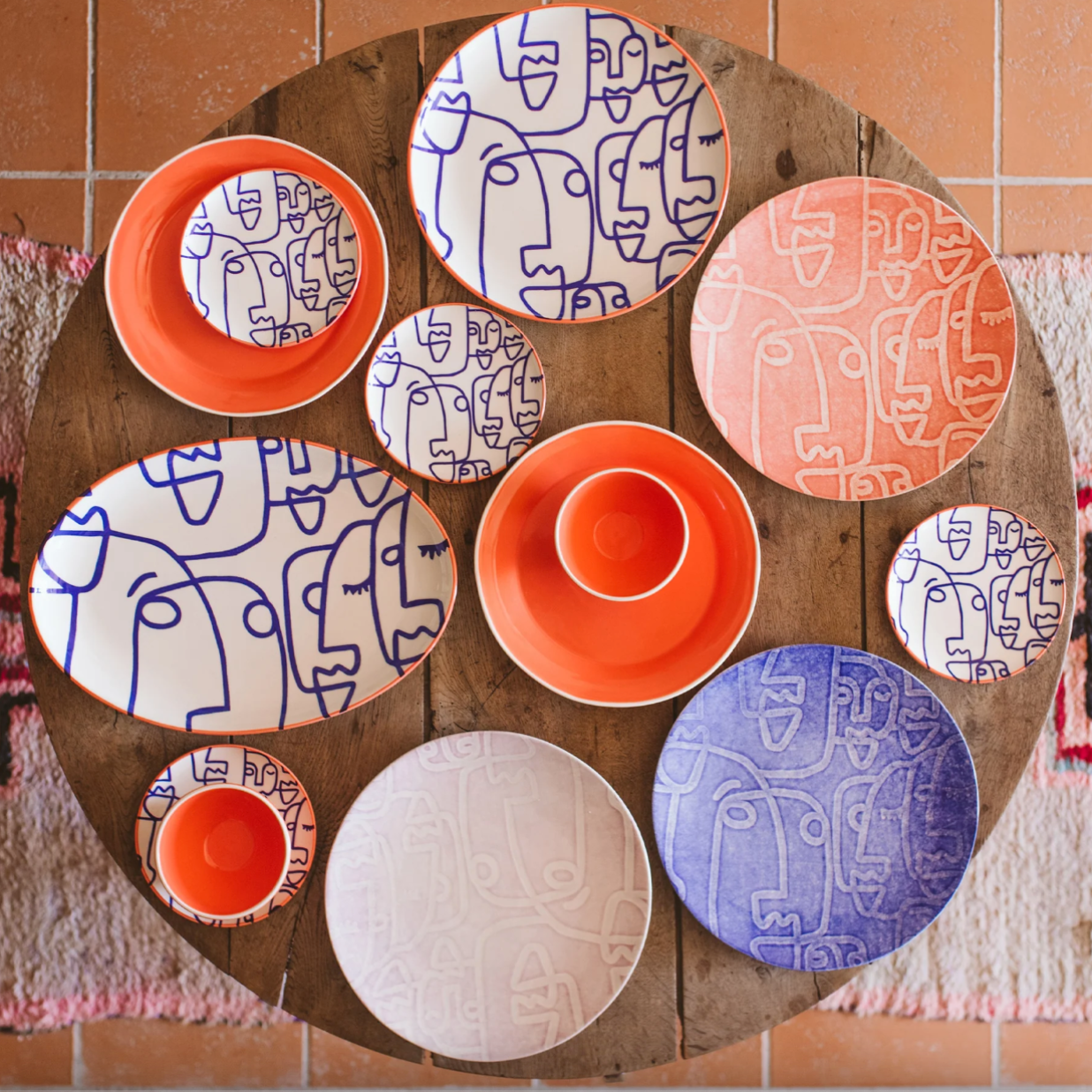 VIETRI Moda Coral Faces Round Platter